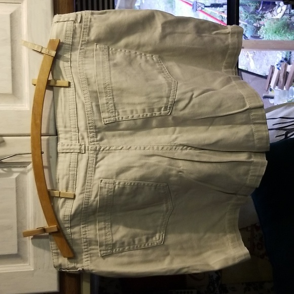 Sz 18 "Faded Glory" Cream Shorts - Picture 2 of 4